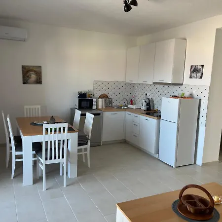 Outstanding Large For 6+2 Макарська