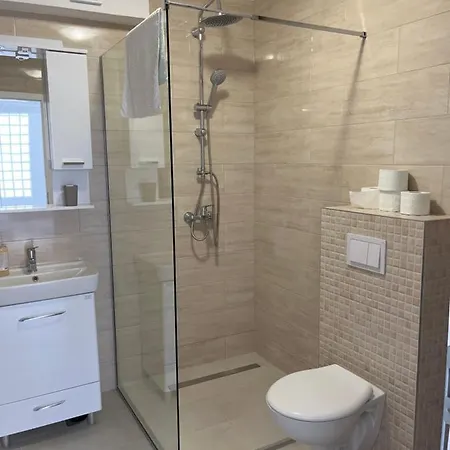 Outstanding Large For 6+2 * Макарська