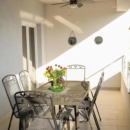 Outstanding Large For 6+2 Макарська