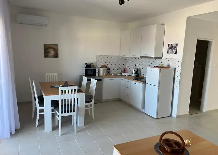 Outstanding Large For 6+2 Makarska